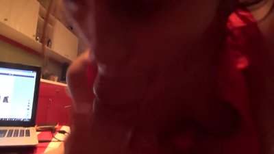 Skolejenta suger brorens pikk mens ingen er hjemme